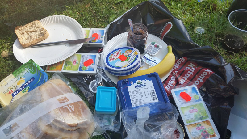 Jo jo, der var sandelig alt på morgenbordet i lejren.