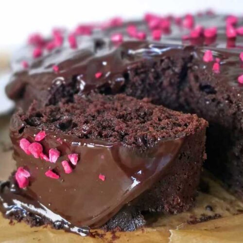 et billede med chokoladekage med chokolade